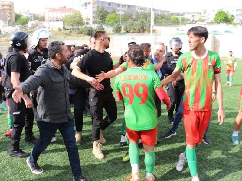 Şırnak’ta Polis Amirinden Futbolcuya Kafa Atma Skandalı2