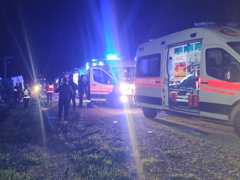 Van'da Yolcu Otobüsü Devrildi 28 Yaralı1