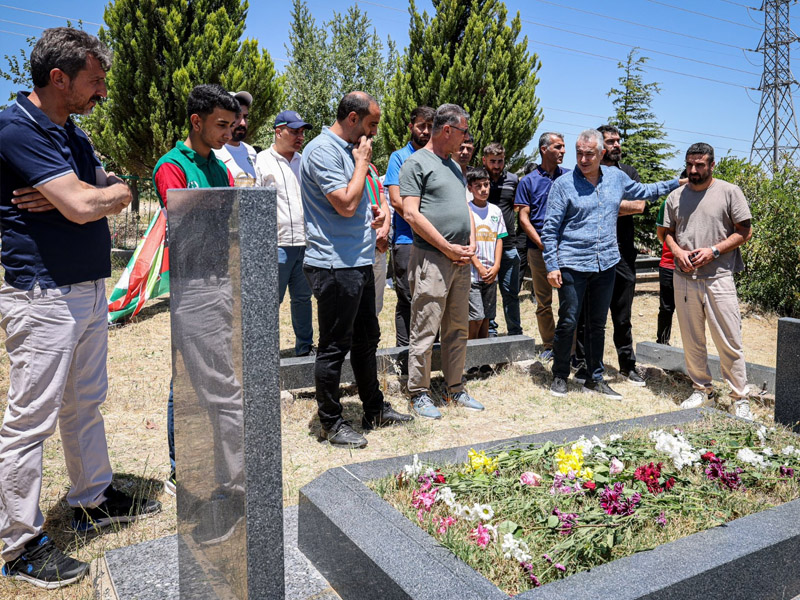 Amedspor’dan Efsane Kaptan Şeyhmus Özer'in Mezarına Ziyaret3