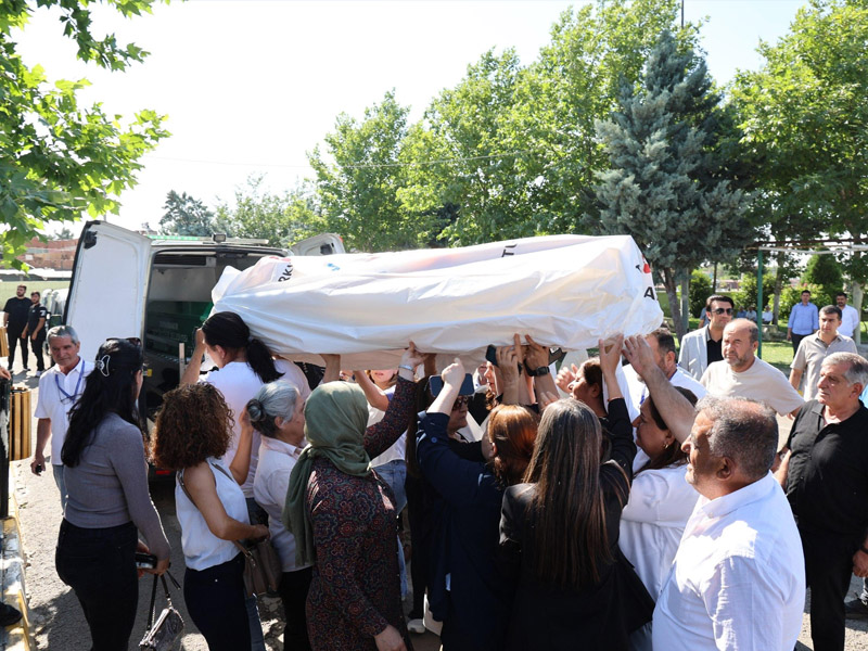 Ayşe Şan’ın Naaşı Yeniköy Mezarlığı’na Getirildi2