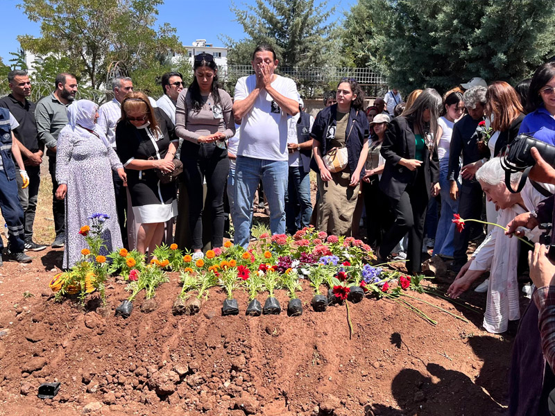 Diyarbakır’da, Kürtlerin ‘Taçsız Kraliçesi’ni Kadınlar Uğurladı3
