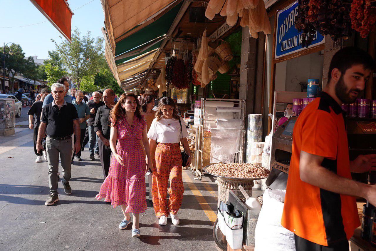 Diyarbakira Turistik Tramvay Geliyor Gazi Caddesi Trafige Kapaniyor7