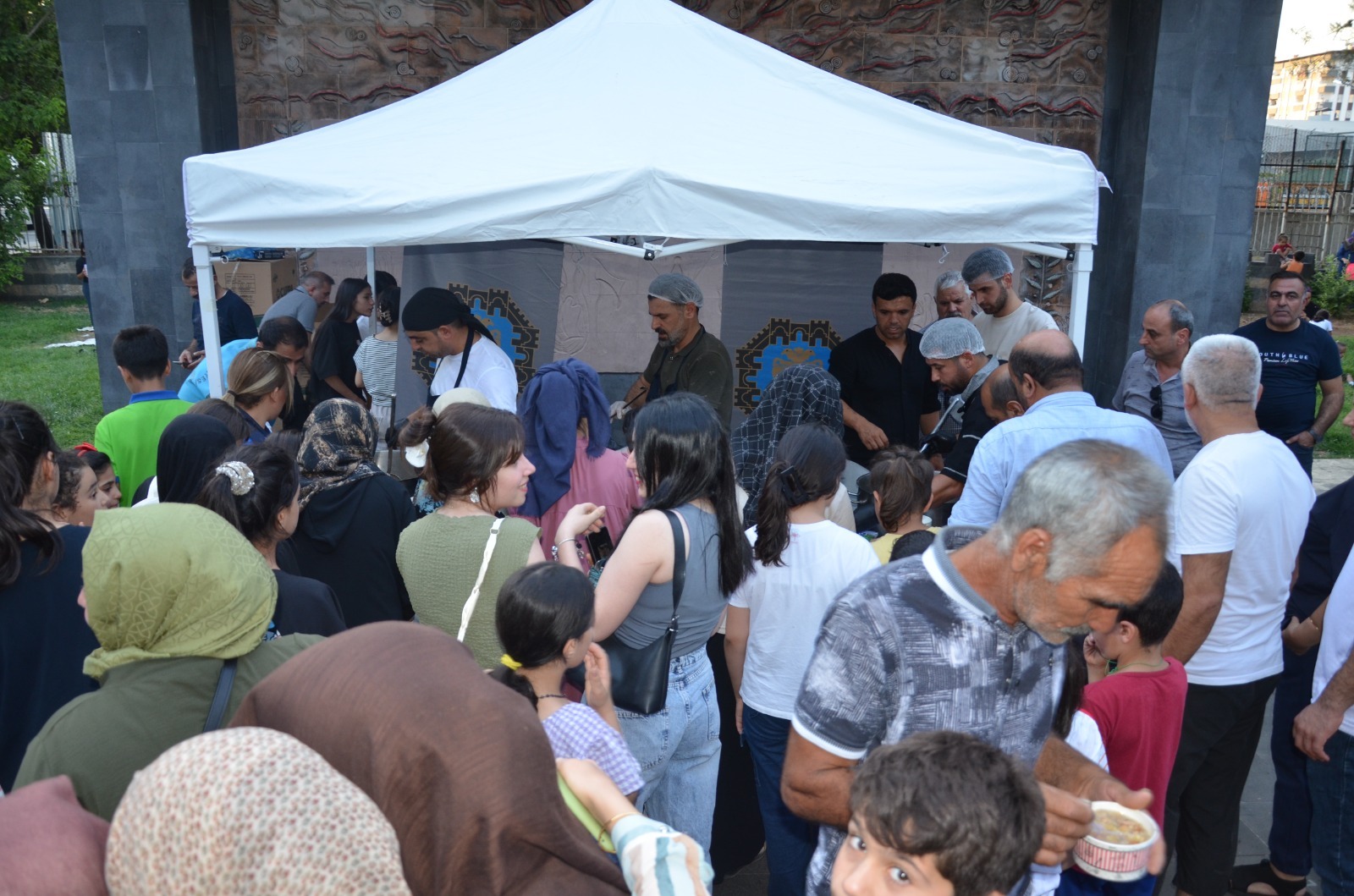 Diyarbakirda 20 Bin Kisiye Asure Dagitildi4