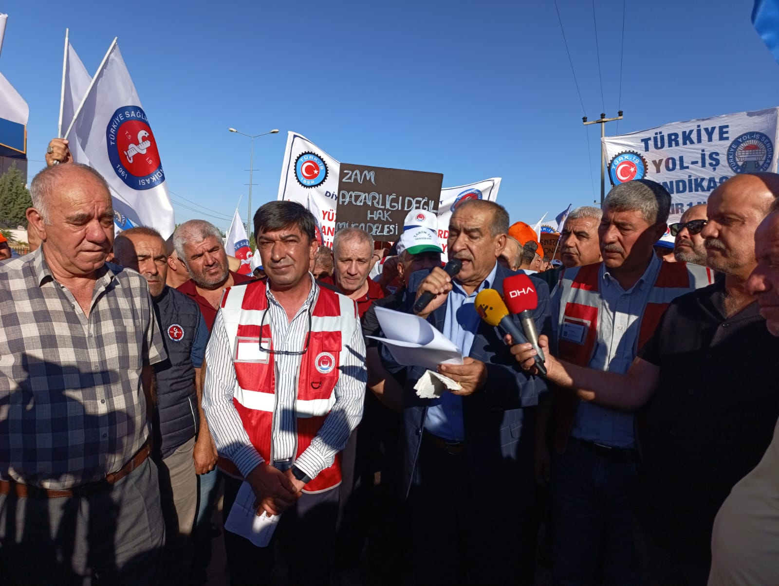 Diyarbakirda Ak Parti Il Binasi Onunden Simsek Istifa Sesleri Yukseldi1