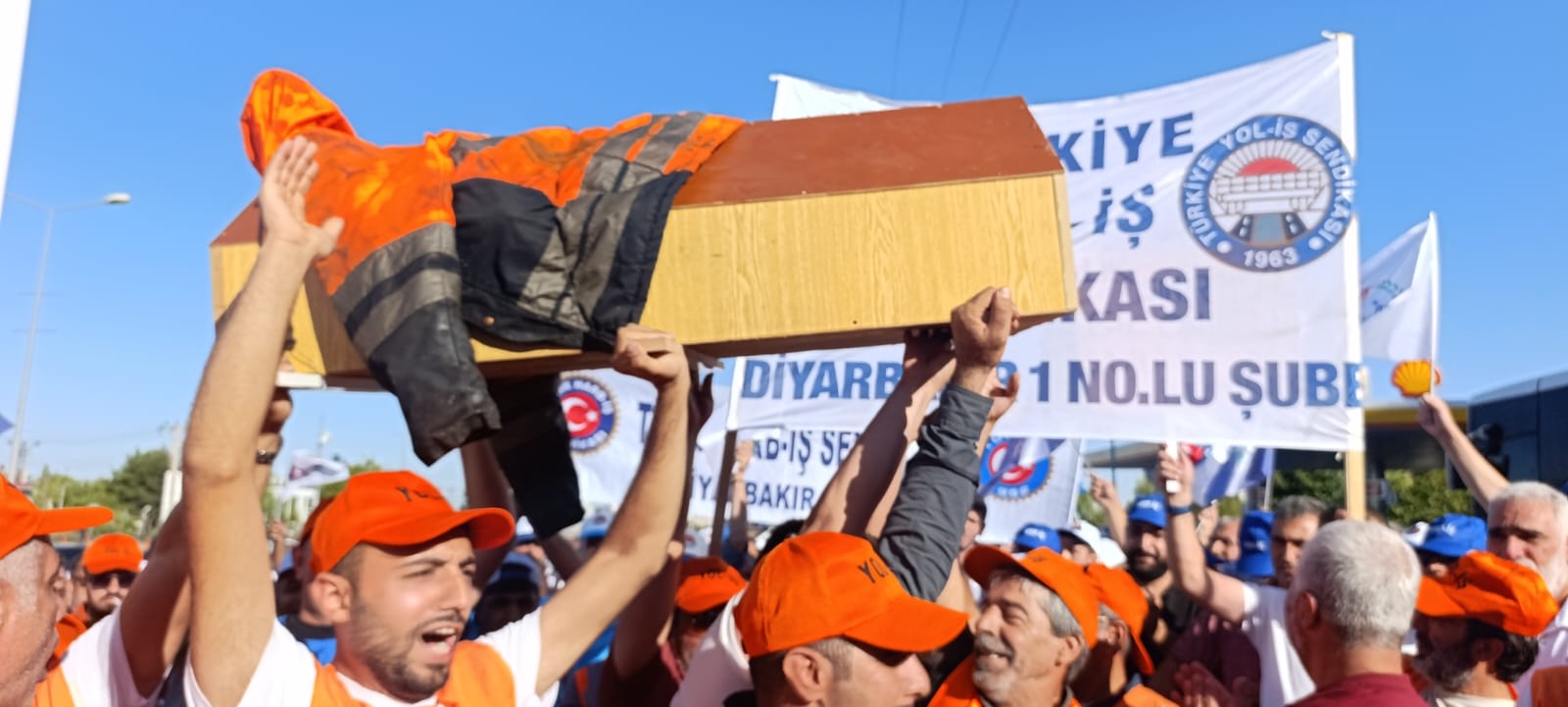 Diyarbakirda Ak Parti Il Binasi Onunden Simsek Istifa Sesleri Yukseldi2