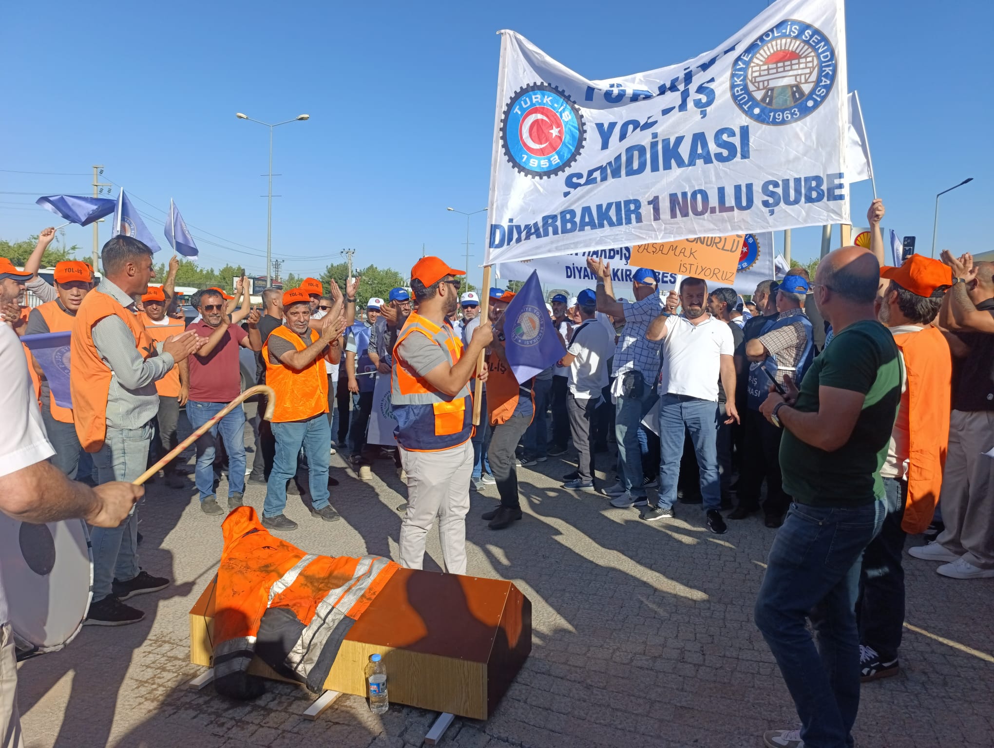 Diyarbakirda Ak Parti Il Binasi Onunden Simsek Istifa Sesleri Yukseldi5