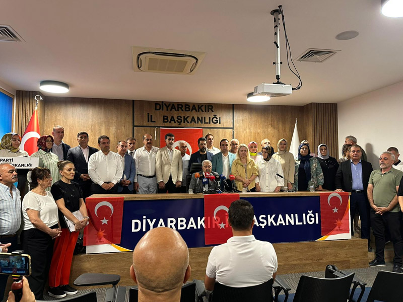 Diyarbakır’da Ak Parti’den Sürece Bayraklı Destek2