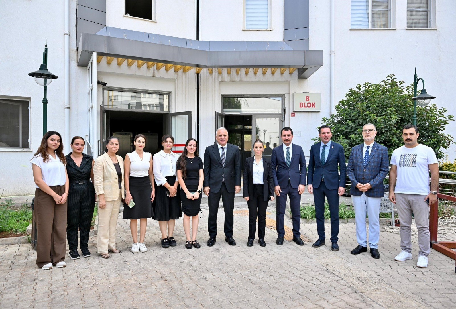 Diyarbakirda Protestolarin Hedefindeki Yere Validen Inceleme2