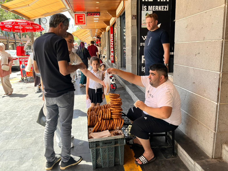 Diyarbakır’da Simit Satarak Kardeşlerini Okutuyor3