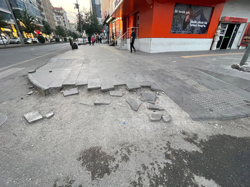 Diyarbakır’ın Merkezinde 2 Yıllık Kaldırım Ihmali2