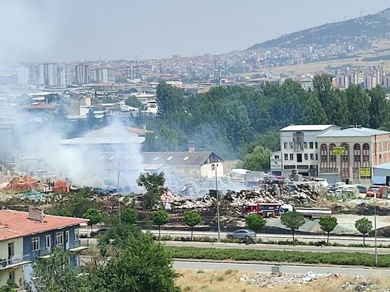 Otluk Alanda Çıkan Yangın, Fayans Deposunu Küle Çevirdi