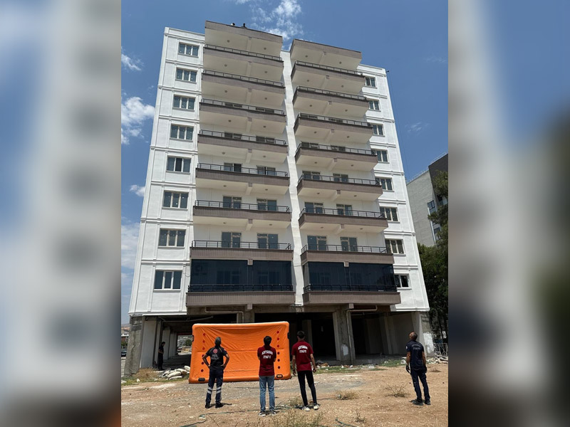 Paralarını Alamayan Iki Işçi Binanın Tepesine Çıktı1