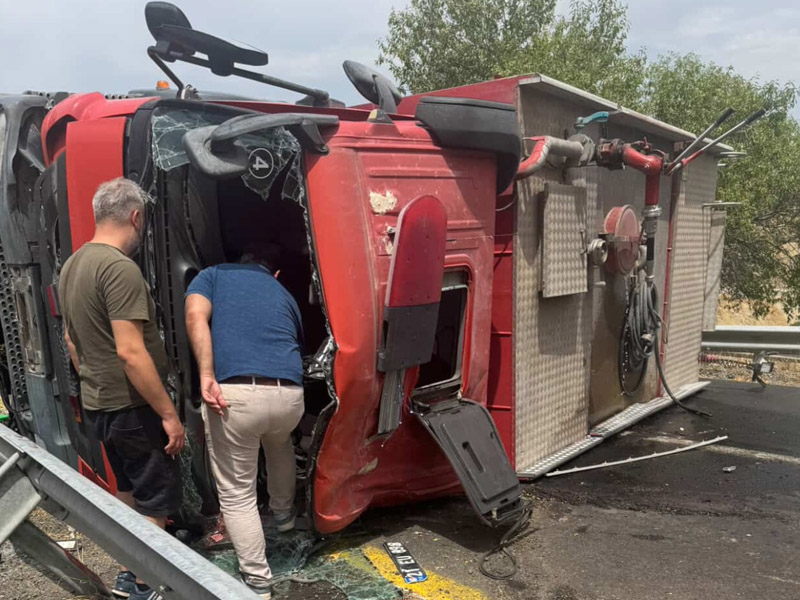 Son Daki̇ka Diyarbakır’da Itfaiye Aracı Kaza Yaptı3