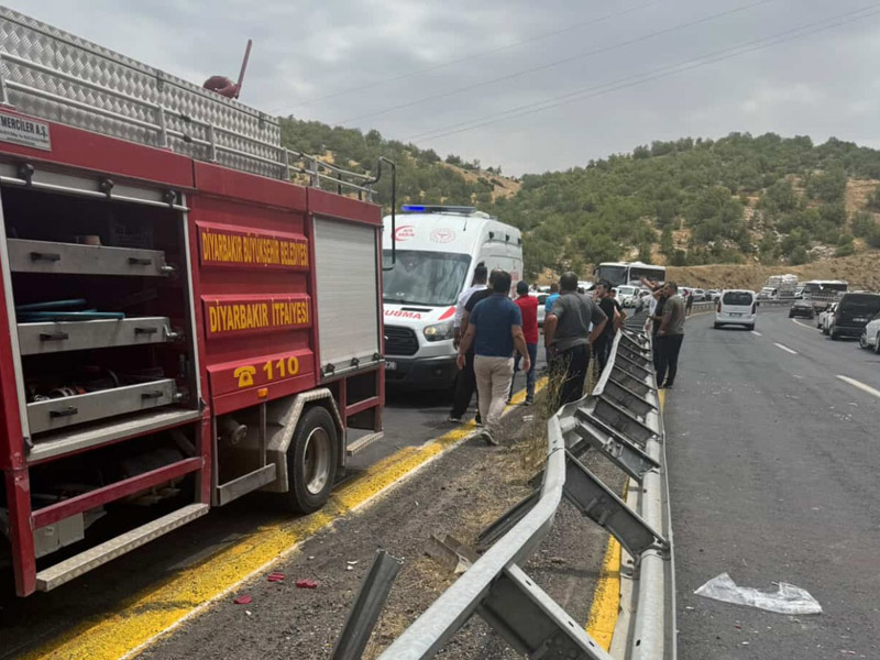 Son Daki̇ka Diyarbakır’da Itfaiye Aracı Kaza Yaptı4