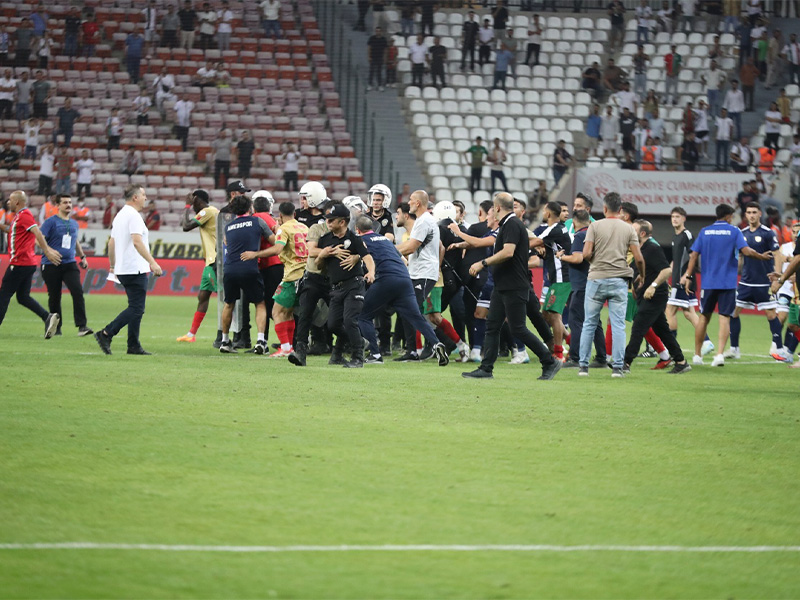 Amedsporda Hakeme Isyan Futbolun Katili Dudugunu As (2)