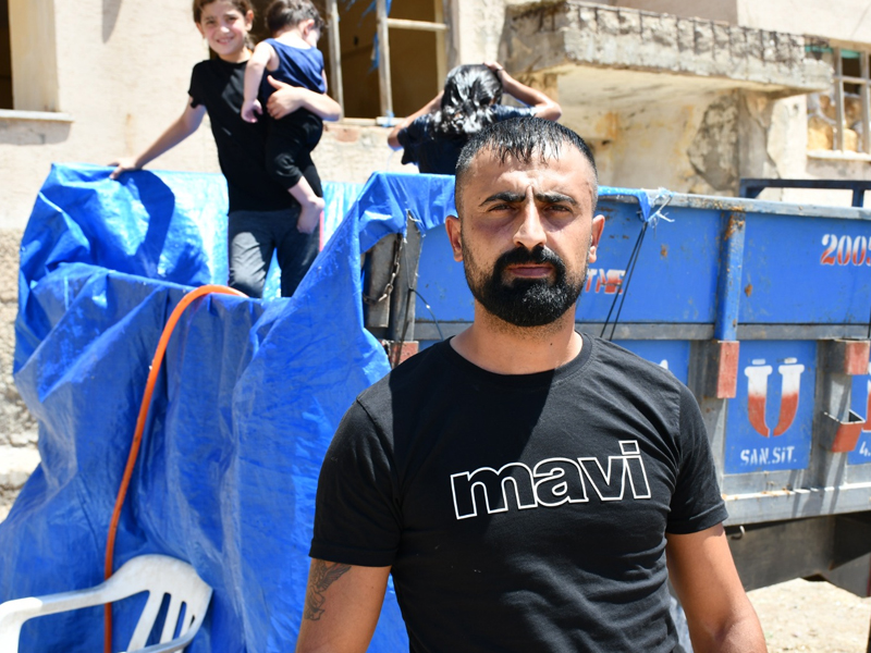 Cehennem Sıcaklarına Karşı Römork Havuzda Serinliyorlar1