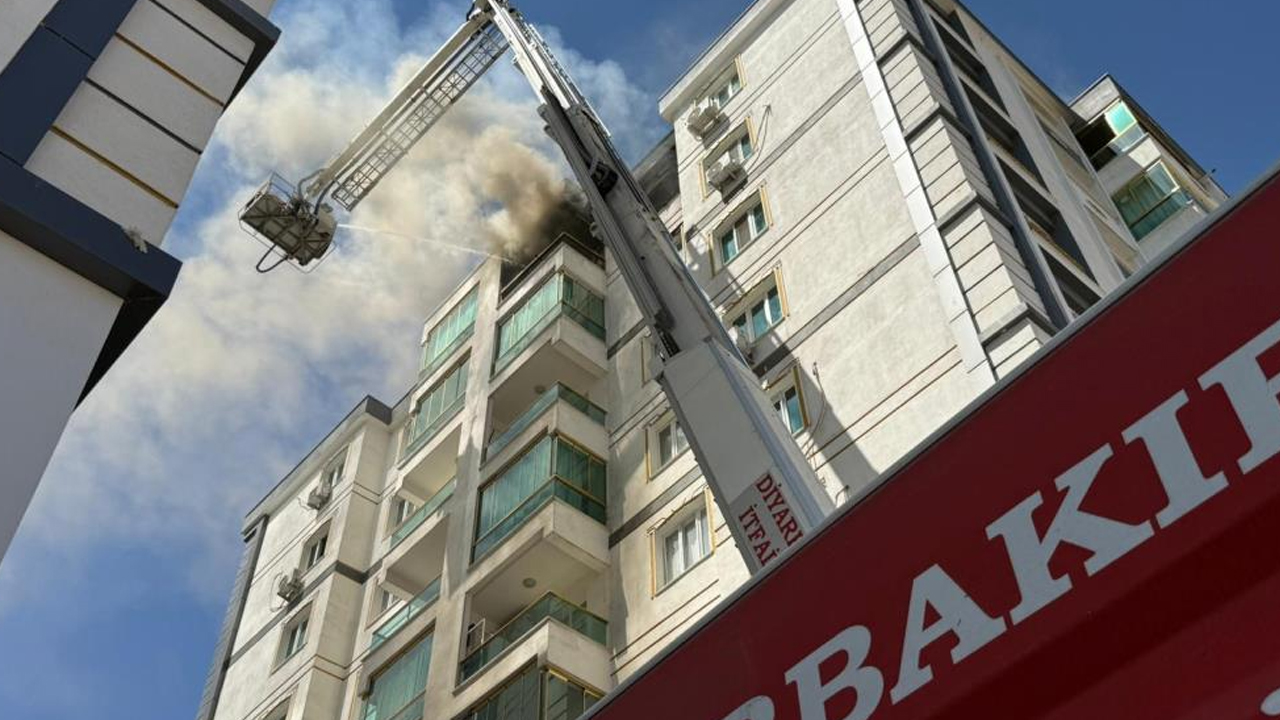 Diyarbakır'da 8 Katlı Binada Yangın, Vatandaşlar Tahliye Edildi