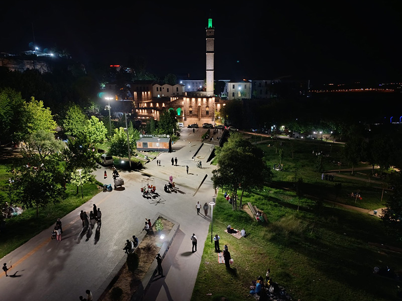 Doğu ve Güneydoğu'da etkili olan cehennem sıcakları, Diyarbakır'da hayatı olumsuz etkiliyor. Cadde ve sokaklar ile tarihi ve turistik mekanlar, gündüz saatlerinde sinek avlarken, akşam saatlerinde dolup taşıyor. Diyarbakır tarihi Sur İlçesi, bu sıcaklardan etkilenen merkezlerin başında geliyor. Cadde ve sokakların beton ve taşlardan oluşması, ilçe merkezini daha da yaşanmaz hale getiriyor. Yabancı turist sayısında da büyük azalma yaşanan antik ilçede esnaf, gündüz saatlerinde sinek avlıyor.