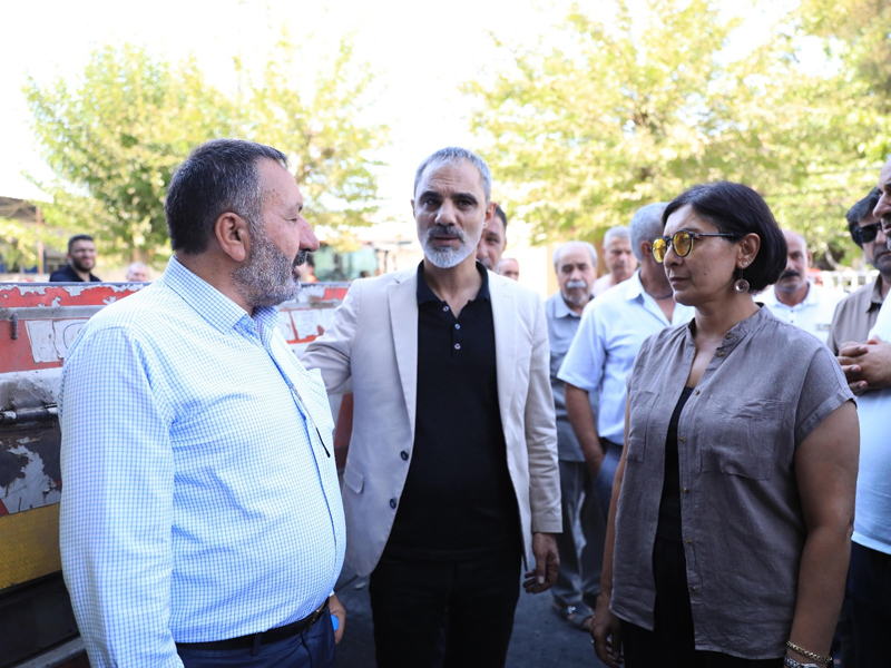 Diyarbakır'da Eş Başkanlar, Yangında Zarar Gören Esnafı Ziyaret Etti2