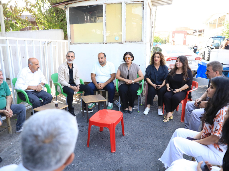 Diyarbakır'da Eş Başkanlar, Yangında Zarar Gören Esnafı Ziyaret Etti3