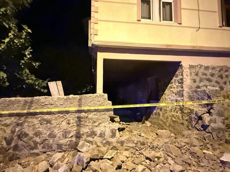 Diyarbakır'da Evin Balkonu Çöktü3