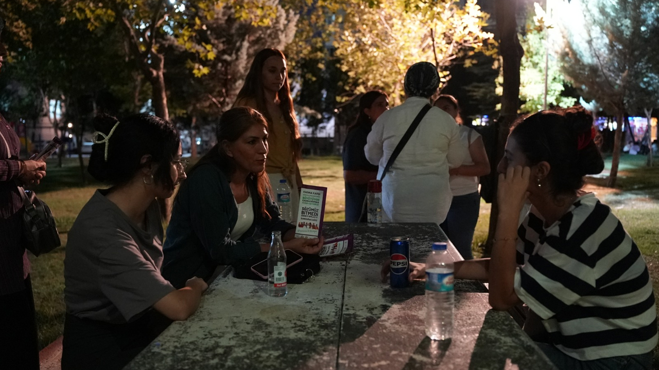 Diyarbakır'da Kadınlar Gece Yarısı Parkta Dağıttı1