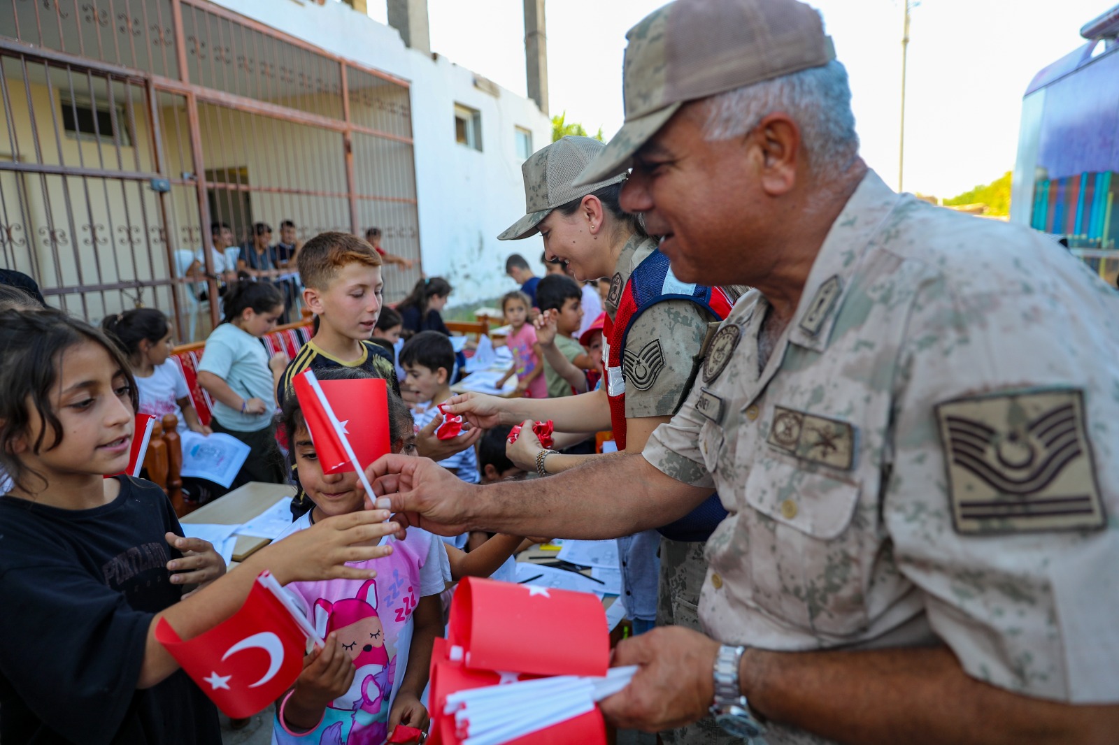 Diyarbakirda Kirsaldaki Cocuklar Gezici Kutuphane Ile Kitap Ve Etkinliklerle Bulusuyor4