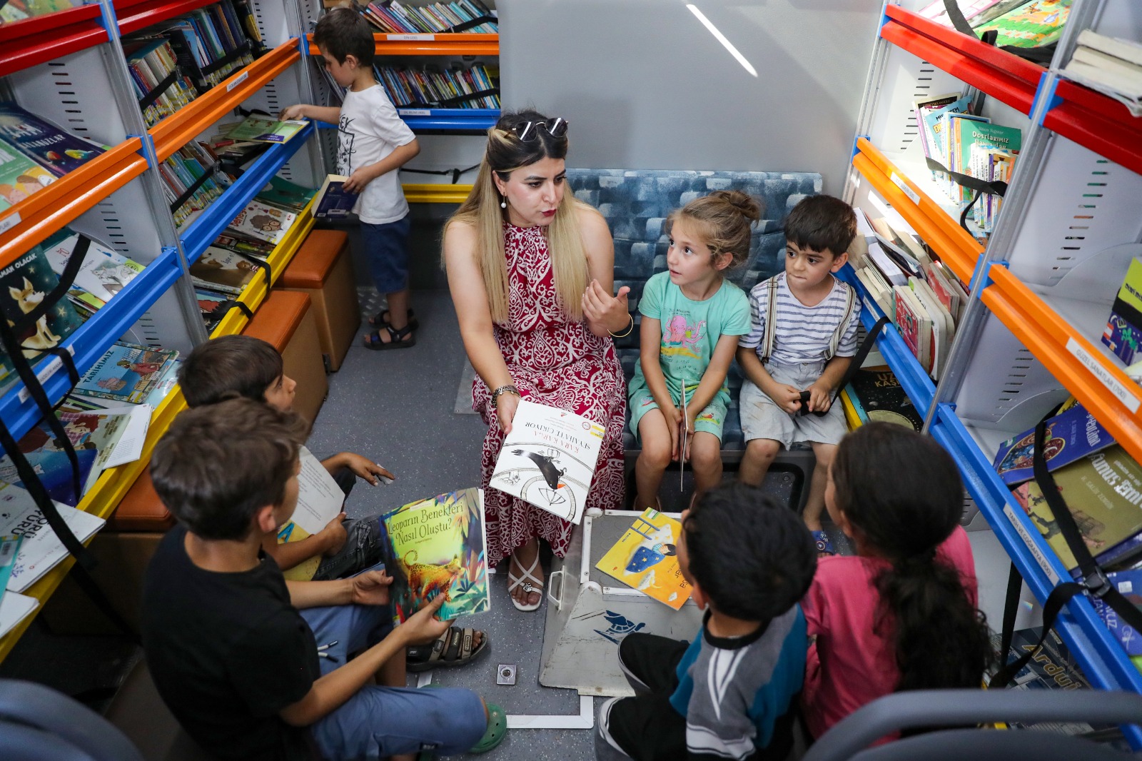 Diyarbakirda Kirsaldaki Cocuklar Gezici Kutuphane Ile Kitap Ve Etkinliklerle Bulusuyor7