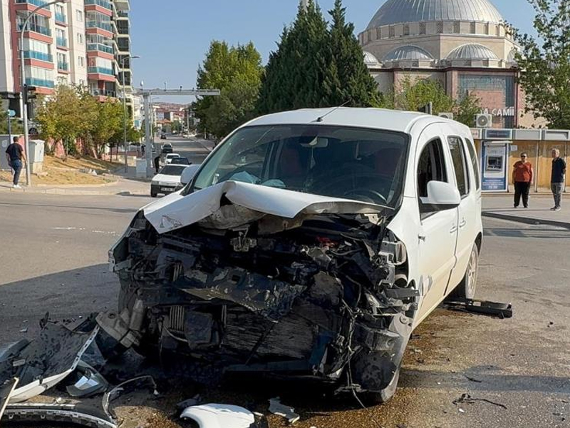 Göreve Giden Sivil Ekip Aracı Ile Otomobil Çarpıştı 2'Si Polis 3 Yaralı