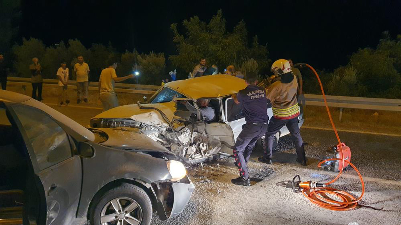 İki Otomobil Kafa Kafaya Çarpıştı-1