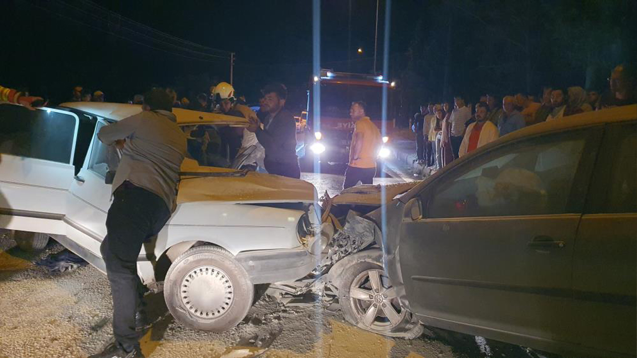 İki Otomobil Kafa Kafaya Çarpıştı1