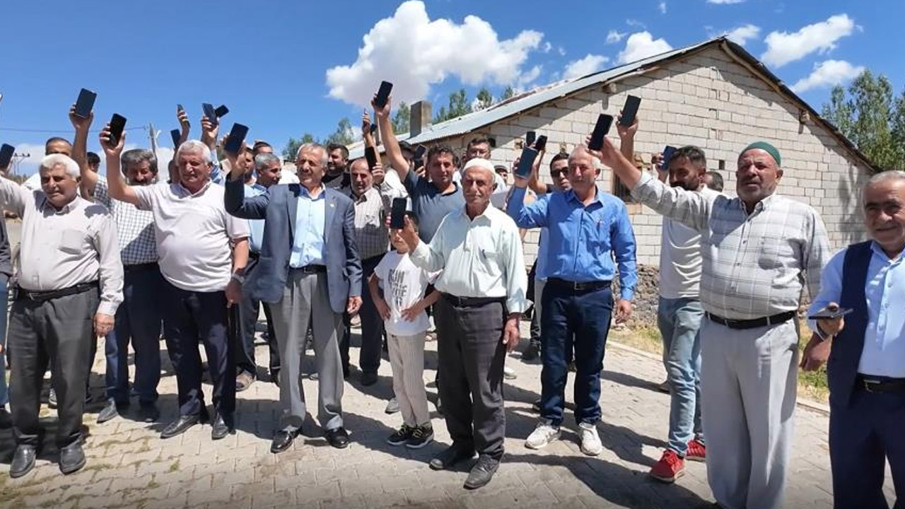 Şebeke Çekmeyince Minareye Çıkıyorlar