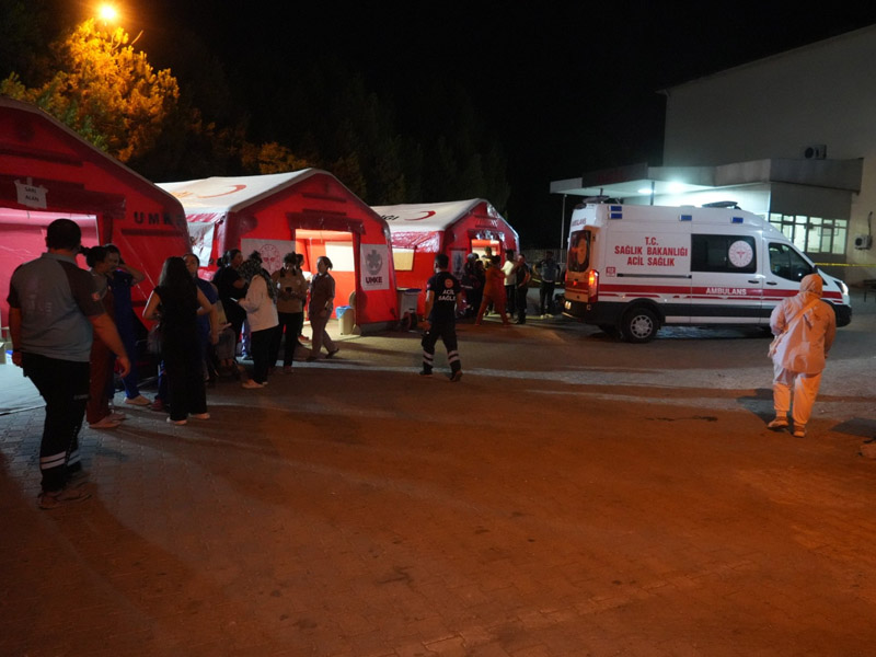 Sındırgı’da Sahra Hastanesi Kuruldu, Halk Stadyumda Sabahladı1