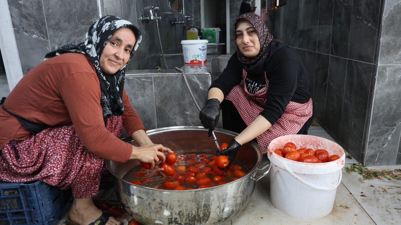 Afetzede Kadınların Geçim Kaynağı Domates Salçası