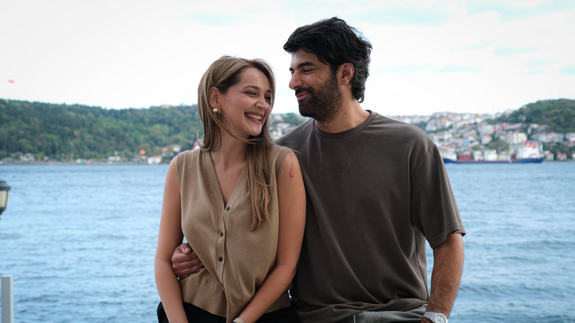 Bereketli Topraklar Dizisinin Afişi Yayınlandı Engin Akyürek Ve Gülsim Ali Başrolde-2