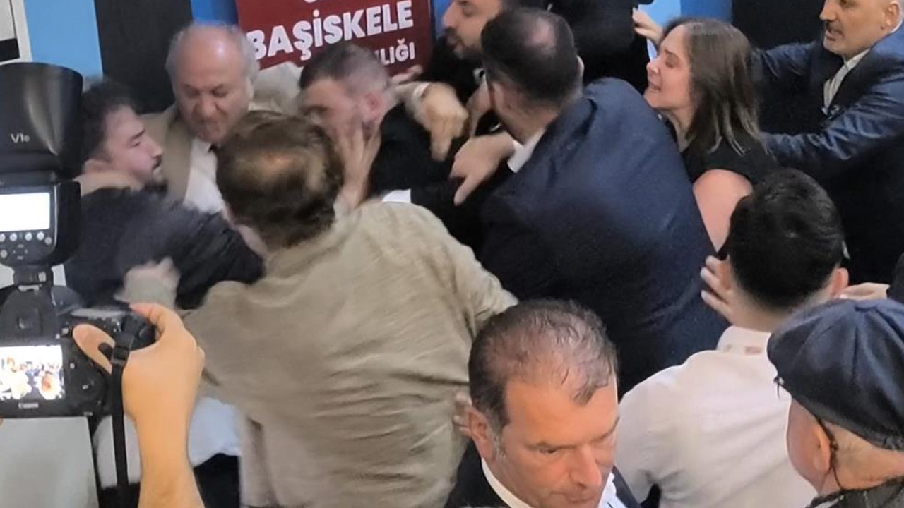Chp Kongresinde Tekme Ve Tokatlar Havada Uçuştu