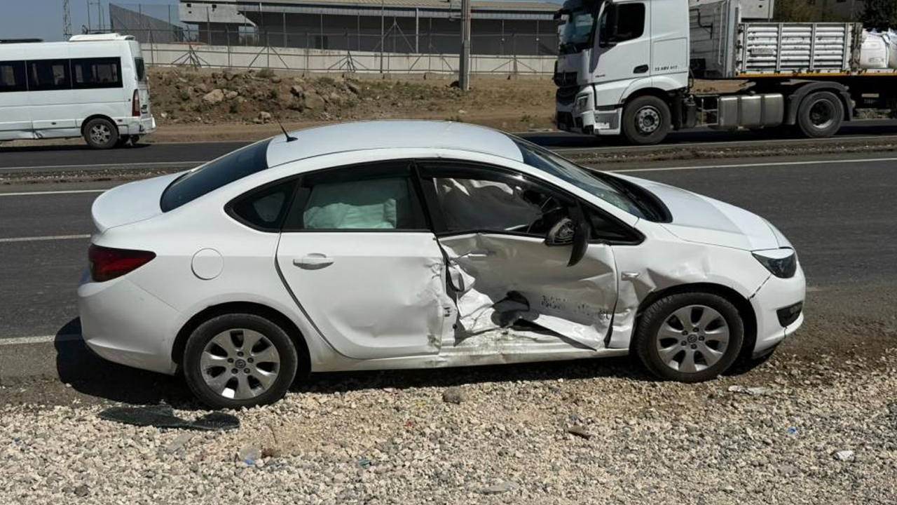Diyarbakır'da 4 Kişinin Yaralandığı Kaza Kamerada1