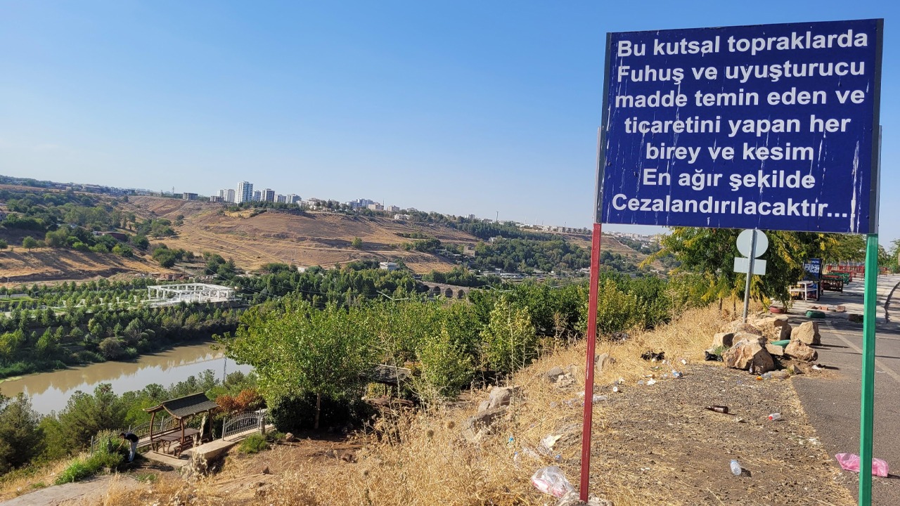 Diyarbakır’da Görenleri Şok Eden Tabela