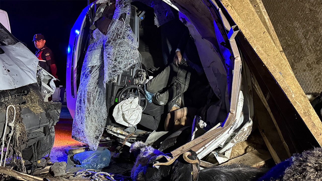 Diyarbakır’da Iki Kamyonet Çarpıştı1