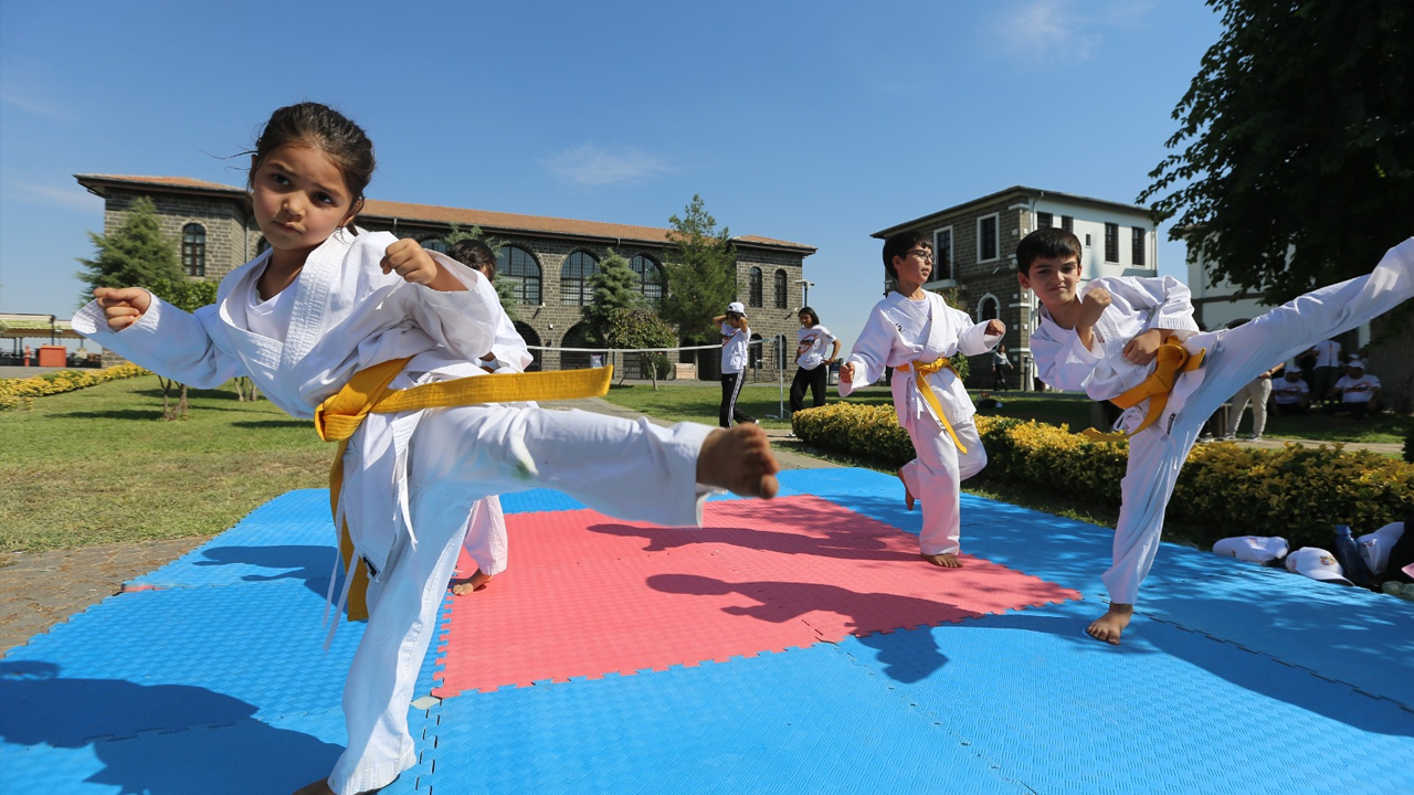 Diyarbakır'da Tarihi Mekanlar Sporun Ritmiyle Canlandı1