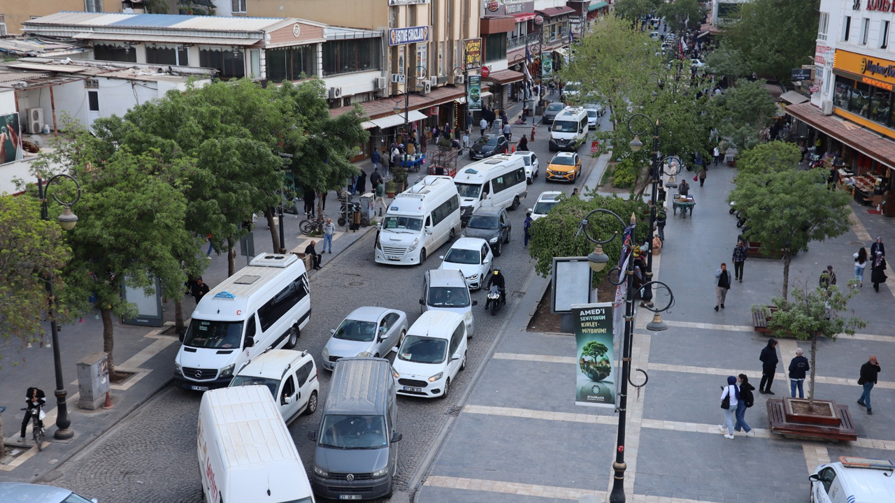 Diyarbakır'da Tarihin Ortasında Trafik Çilesi2
