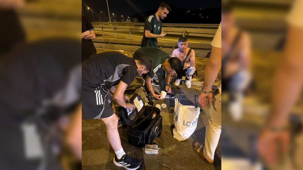 Kupa Maçından Dönen Futbolcular Kazaya Denk Geldi, Yaralılara Müdahale Etti,1