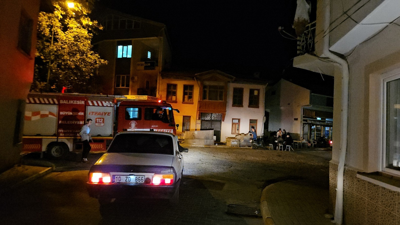 Peş Peşe Depremlerin Yaşandığı Kentte Halk Sokakta