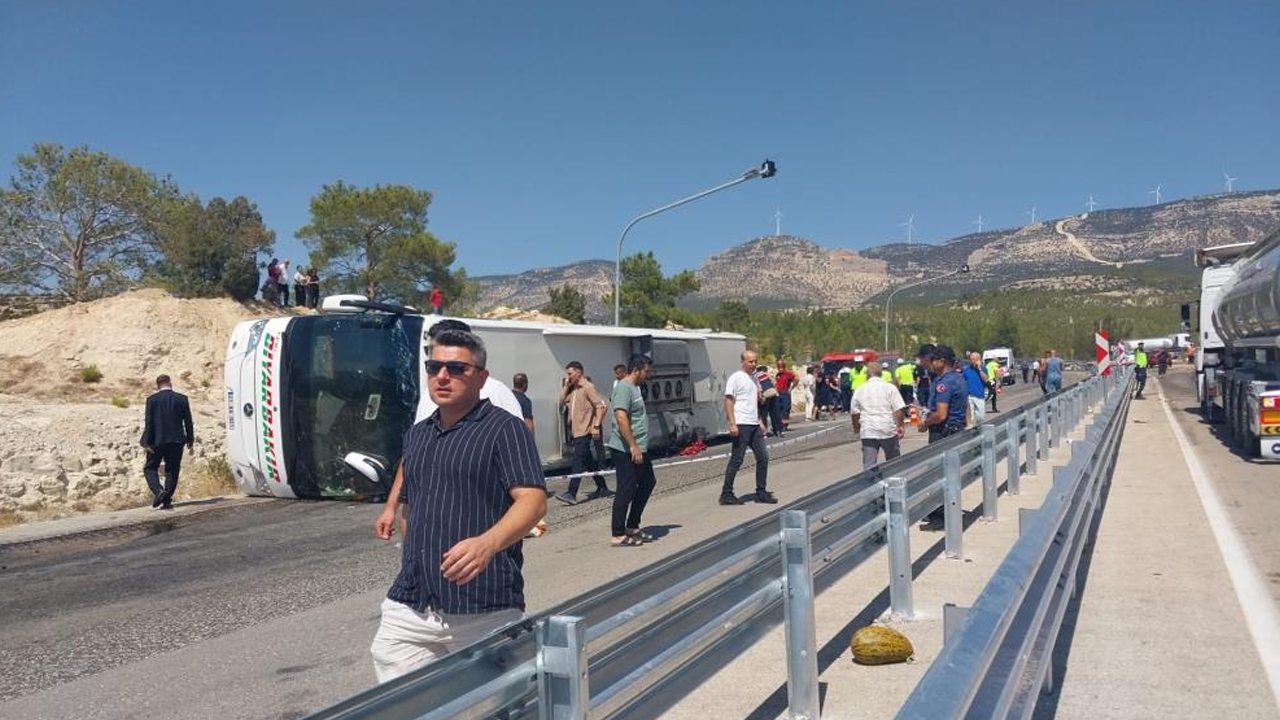 Tir, Diyarbakır Firmasına Ait Yolcu Otobüsüne Çarptı Üç Kişi Öldü