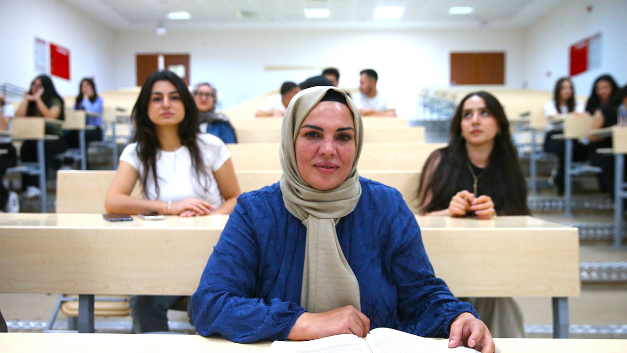 Urfalı Ayten Azmetti, 44 Yaşında Diyarbakır Dicle Üniversitesi’ni Kazandı