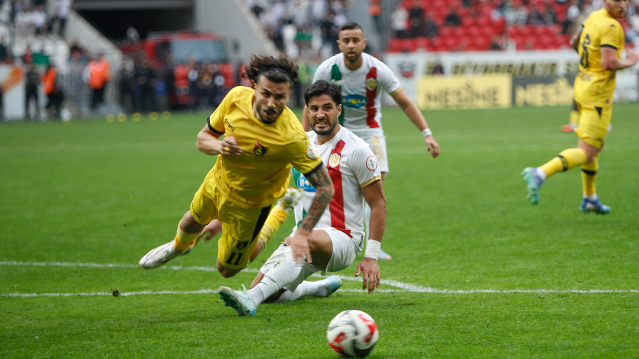 Karşılaşmanın ikinci yarısında etkili oynayan Amedspor, Aytaç Kara ve Traore'nin yerine Poko ve Felix ile başladı.