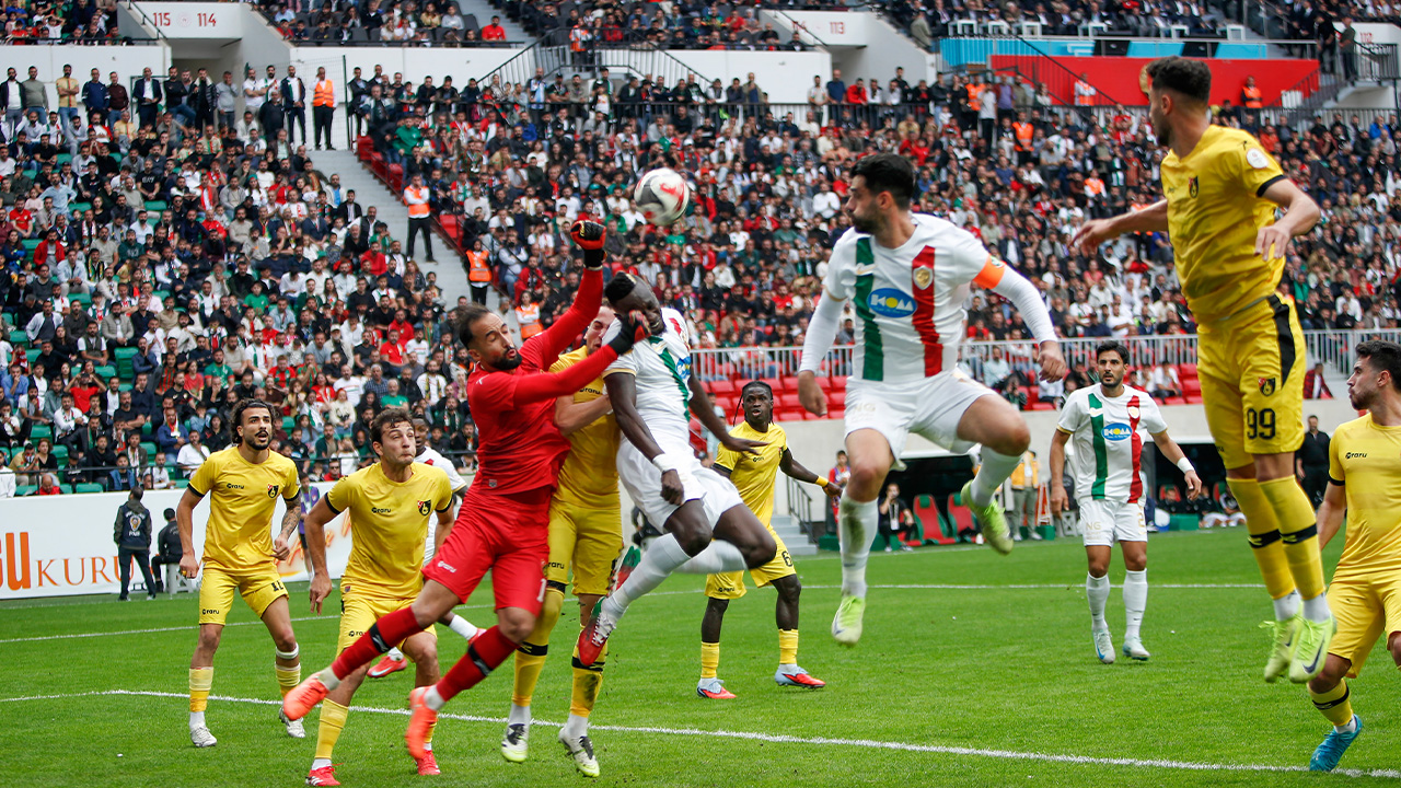 Amedspor, karşılaşmanın ilk yarısında etkili olmasına rağmen rakip İstanbulspor da kontra ataklarla gol aradı. Ancak her iki takımın çabası, ilk yarıda gol getirmedi.