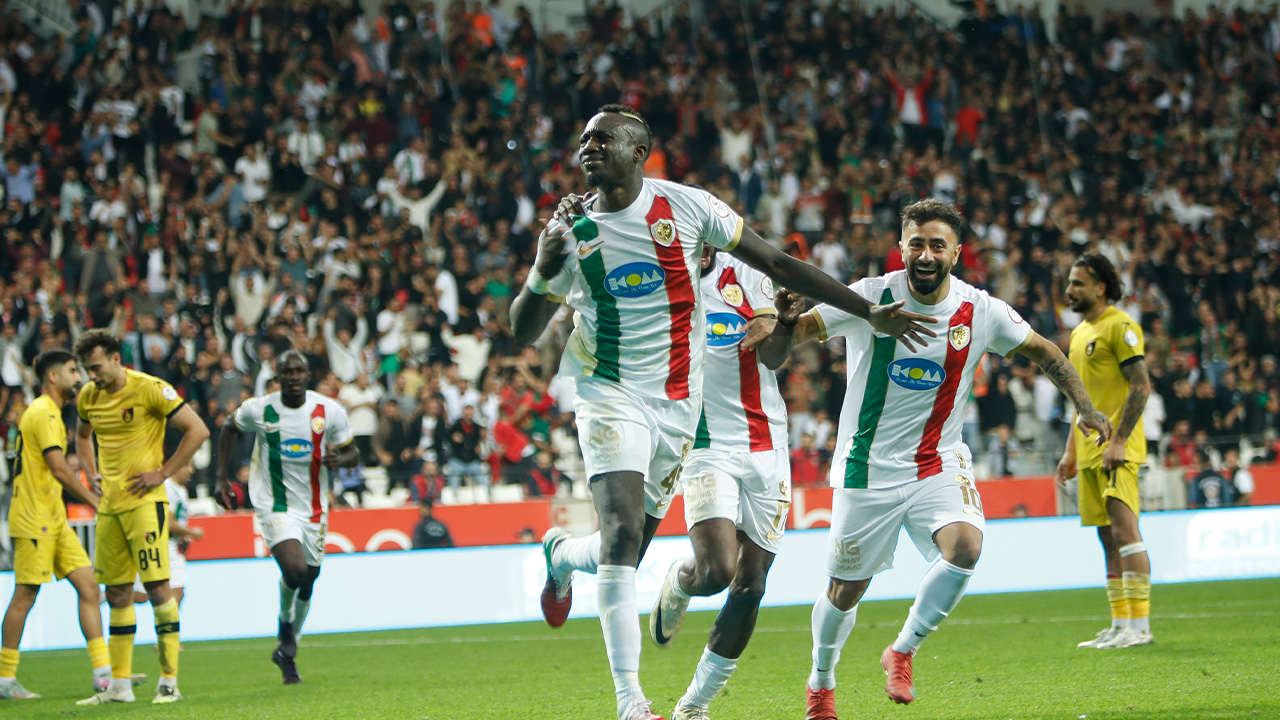 62. dakikada İstanbulspor'un ani kontraatağında ceza sahasında topla buluşan Amedspor'un eski futbolcu Dijlan Aydın'ın ayağındaki top, kaleci Erce'de kaldı.