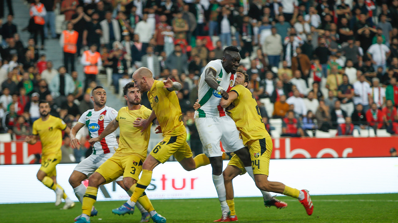 57. dakikada Amedsporlu futbolcuların etkili olduğu dakikada sağ kanattan ceza sahasına yapılan ortayı iyi takip eden Diagne'nin uçarak kafa şutunda top, kaleci İsa Doğan'dan kornere çıktı ancak yan hakem, ofsayt bayrağını kaldırdı.