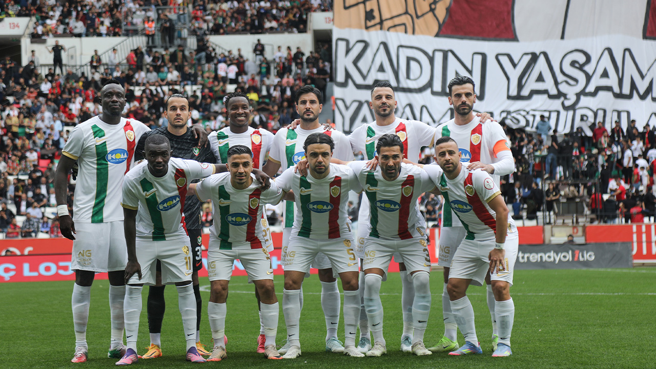“Rojin için adalet” çağrısının yapıldığı tribünlerde, hazırlanan koreografi duygusal anlar yaşattı. Stada gelen Rojin’in ailesi de tribünlerde koreografiyi izlerken, kızları için adalet çağrısını yineledi.